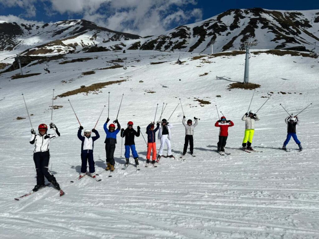 Equipo ski bastones arriba